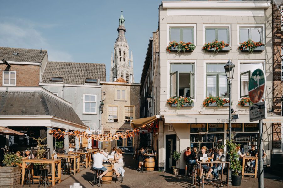De Huiskamer aan de Haven met de Grote Kerk op de achtergrond