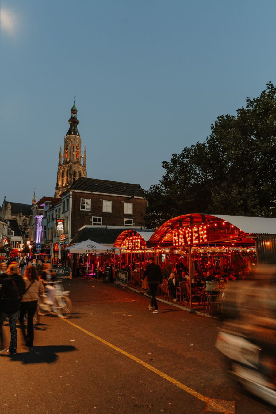 Winterhaven bij avond met de Grote Kerk
